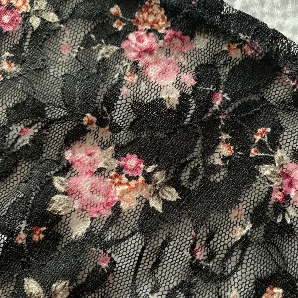 Adorable floral spaghetti strap & shear/lace back crop tank 💫 - Picture 2 of 5